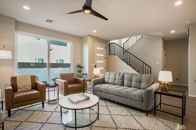 Building Photo - Newer Townhome in Downtown Albuquerque