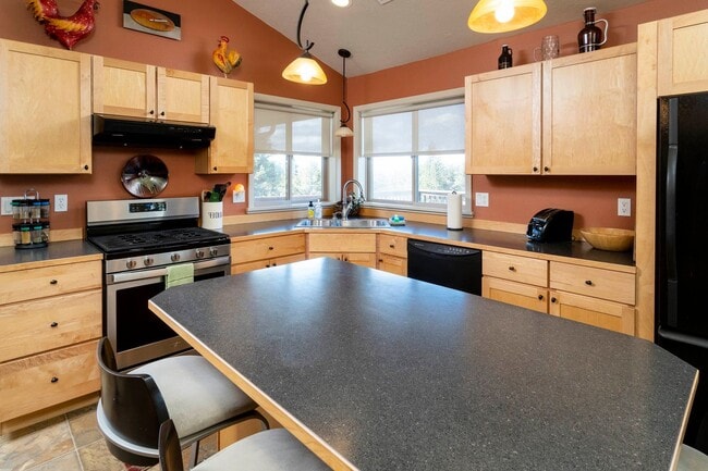 Building Photo - Beautiful Home in the Country with Views, ...