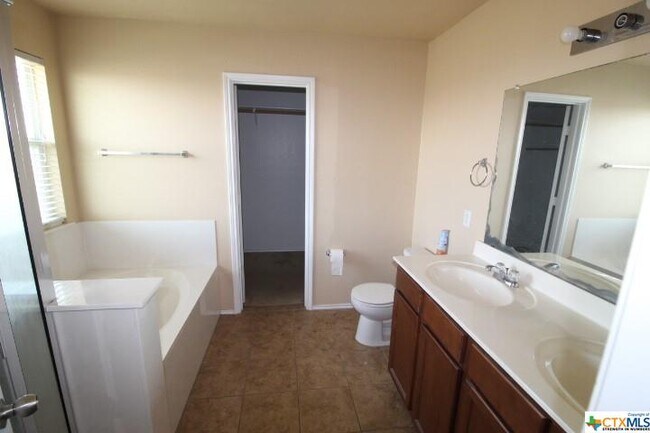 Building Photo - 304 W Gemini Ln