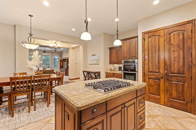 Building Photo - 1922 N Pebble Beach Dr