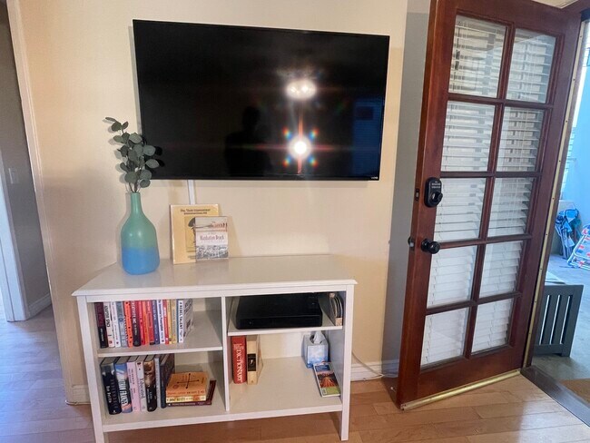 Smart TV with 85 channels - 408 17th St