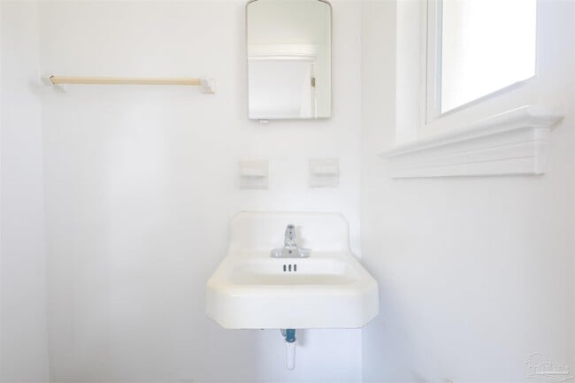 Building Photo - 22 Laurie Dr NE