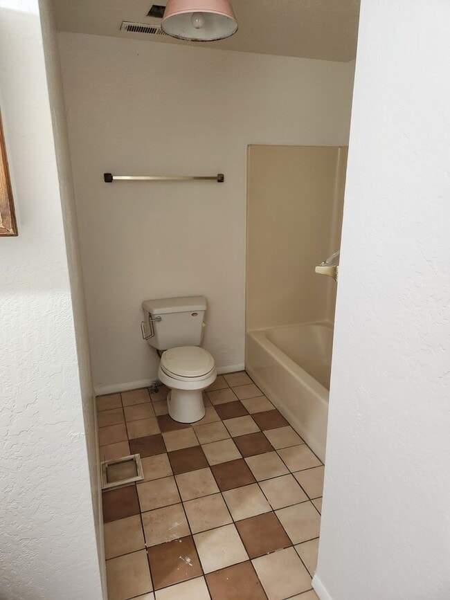 Building Photo - AVAILABLE SOON! 3-Bed 2-Bath Home in Sunny...