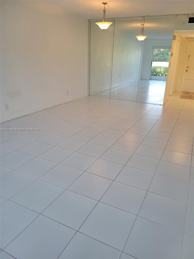 Building Photo - 3100 N Palm Aire Dr