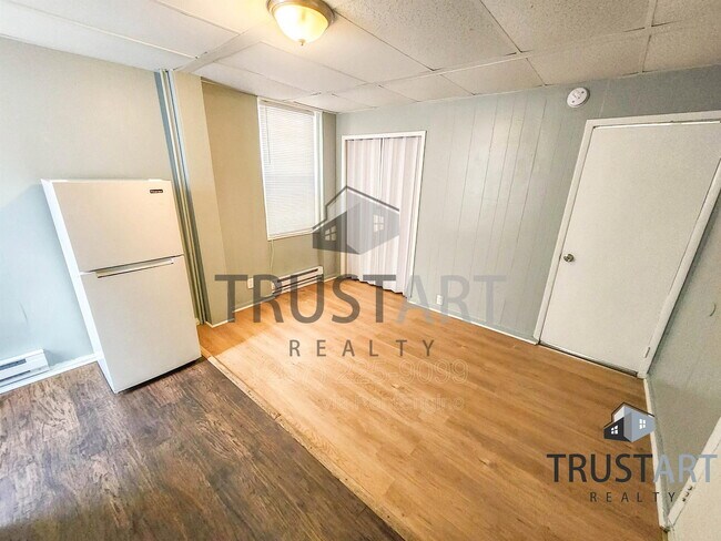Building Photo - 1347 Sellers St