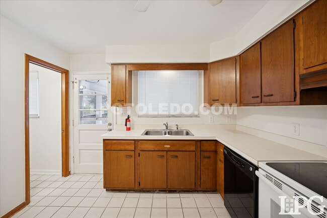 Building Photo - 3860 Sheffield Ct