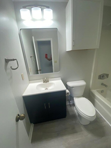 Building Photo - 213 Dahlia Dr