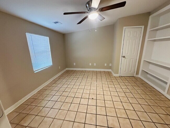 Building Photo - "Charming Retreat in Memphis: Spacious 1171 Sq Ft with Full Bathroom!"