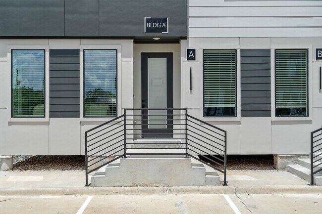 Building Photo - 3522 Mansfield St