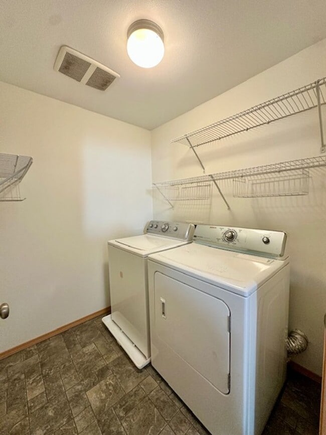 Building Photo - 2 bedroom 2 bathroom Townhouse with Garage