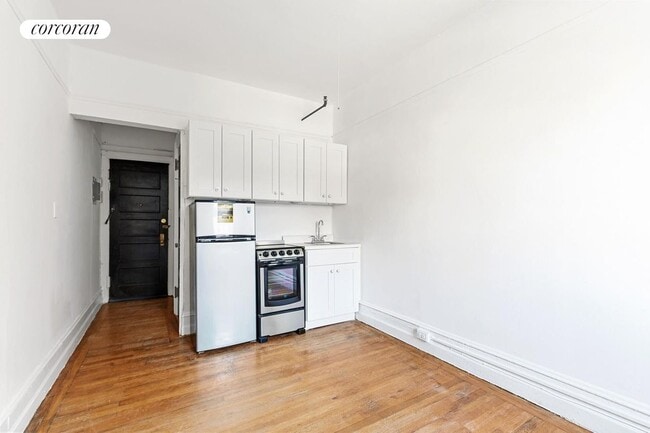 Building Photo - 118 Montague St