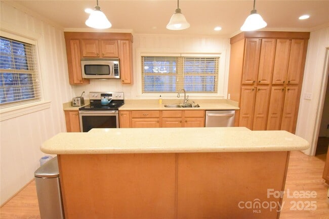 Building Photo - 640 Miramar St NE