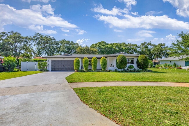 Building Photo - 932 Evergreen Dr