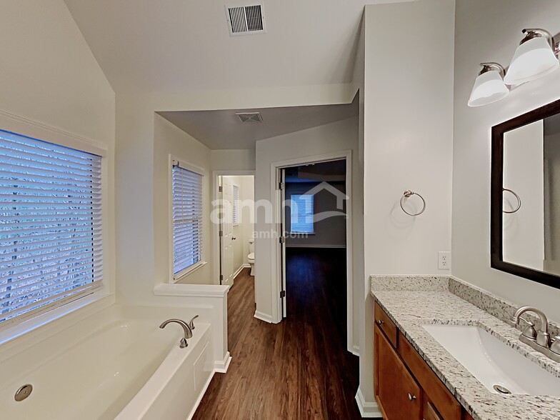 Building Photo - 503 Oriole Farm Trail