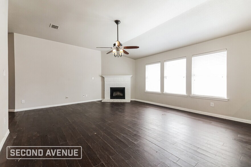 Building Photo - 2121 Juniper Dr