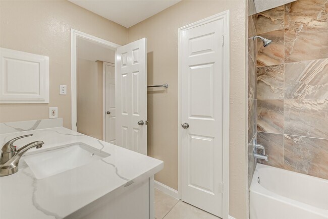 Building Photo - 2302 Brook View Ln
