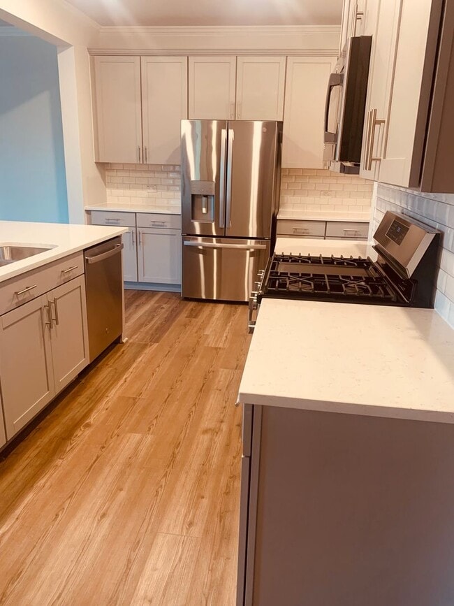 Building Photo - BRAND NEW TOWNHOME! 2 CAR GARAGE. SCREENED IN PORCH. MODERN KITCHEN. OPEN CONCEPT LIVING. BONUS ROOM