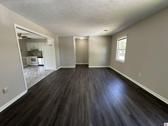 Building Photo - 210 Walnut Dr