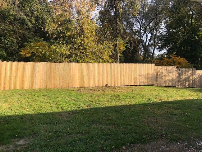 Building Photo - Recently Renovated 3 Bedroom Home! Very Spacious Living Area!! Master Bedroom with 1/2 Bath! Lots...