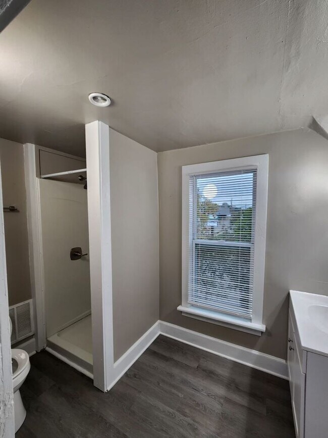 Building Photo - 702 S Commercial St