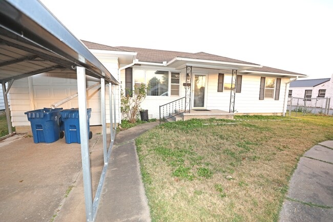 Building Photo - 1106 S Strong Blvd