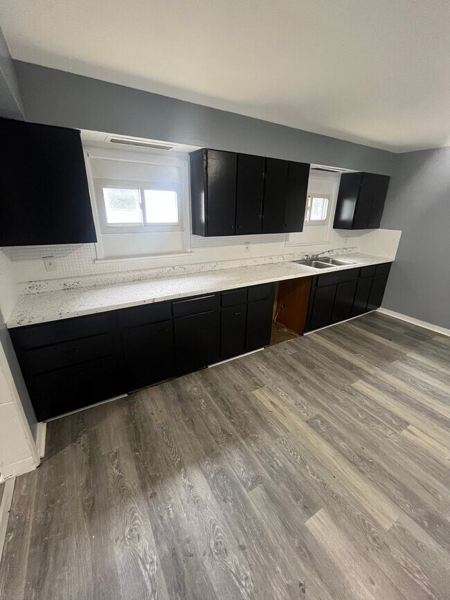 Building Photo - Section 8 Accepted! Spacious Newly Renovat...