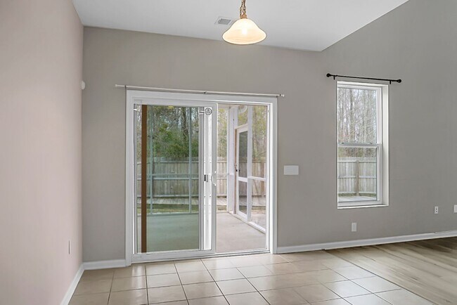 Building Photo - 3 bedrooms, 2.5 bathrooms  2-car garage in...