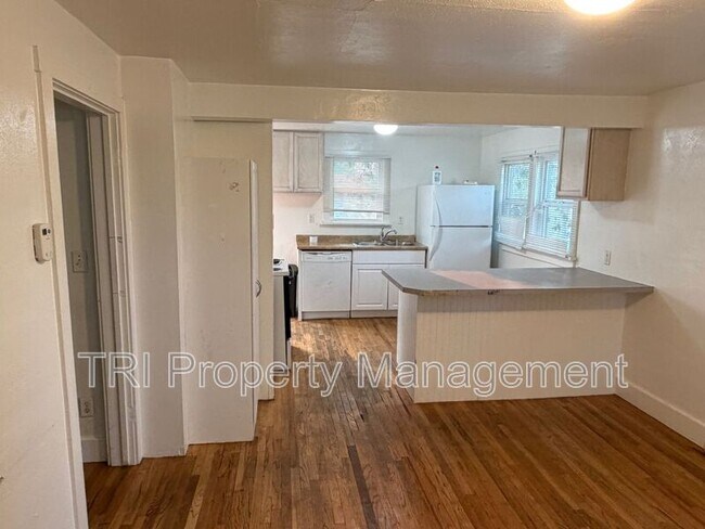 Building Photo - 2044 10th Ave