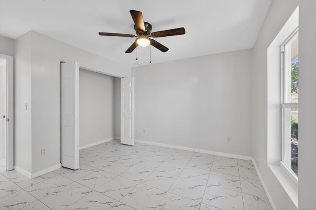 Building Photo - "Spacious 4-Bedroom Oasis with 2 Full Baths in Beautiful Riviera Beach! | Section 8 Welcomed"
