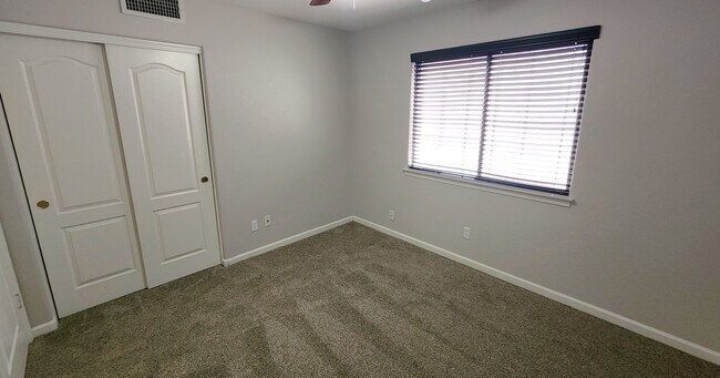 Building Photo - 4 Bedroom Home in the Silverhawke Communit...