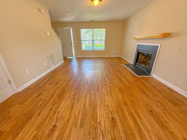 Building Photo - 3 Bedroom 2.5 Bath Single Family Home with Fenced Backyard!