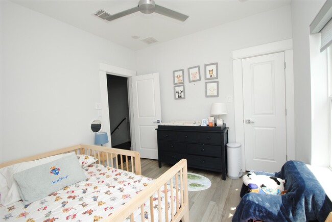 Building Photo - 1270 N Post Oak Rd