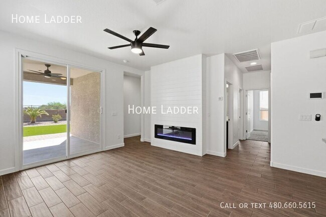 Building Photo - 2713 N Camden Dr