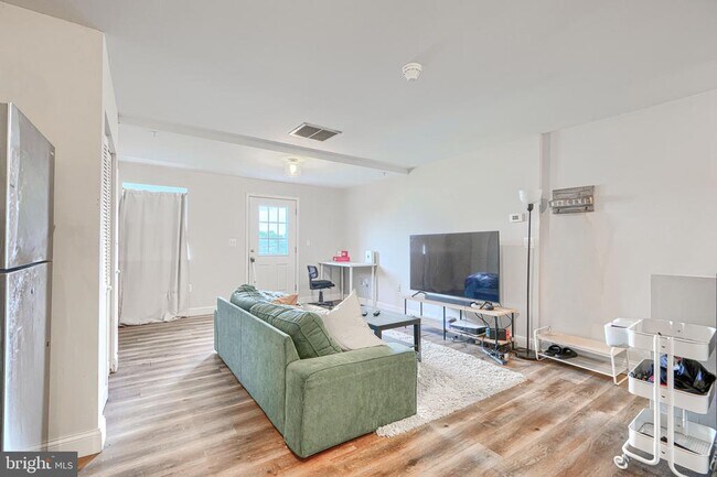 Building Photo - 1729 Guilford Ave