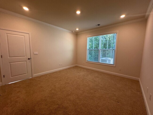 Building Photo - Beautiful Four Bedroom Townhouse in Sherri...