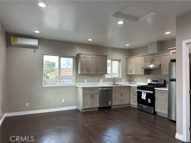 Building Photo - 1564 W Phillips Blvd