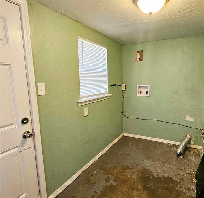 Building Photo - 135 W Lilac Ln