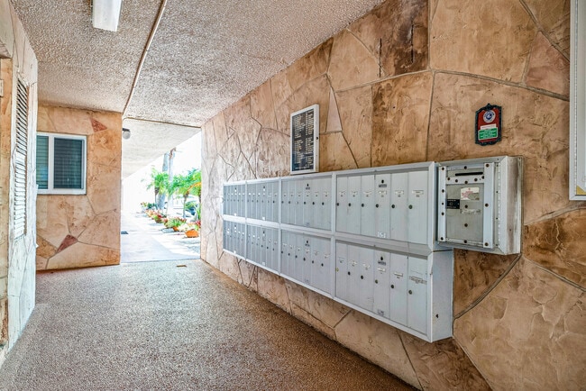 Building Photo - 2615 NE 1st Ct