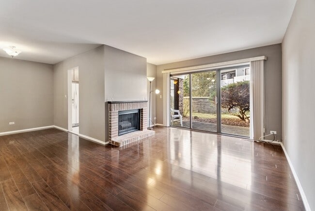 Building Photo - 402 Pinetree Ln
