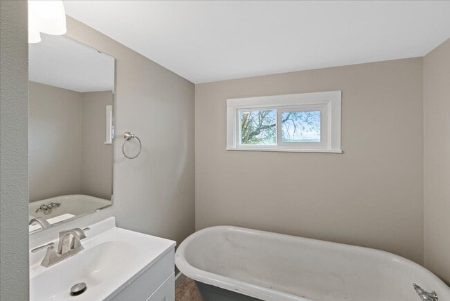 Building Photo - Charming Farmhouse in Fairfield