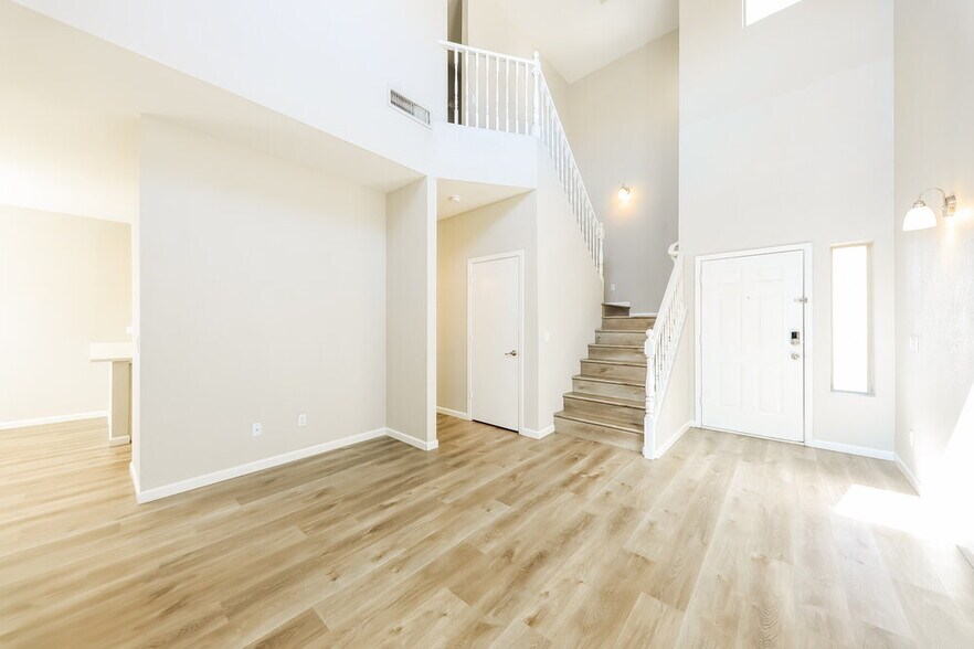 Building Photo - 1750 W Union Hills Dr