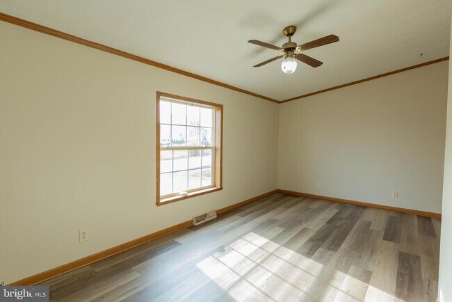 Building Photo - 202 N Teal Rd