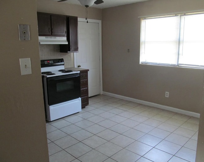Building Photo - 208 Rosa Blvd