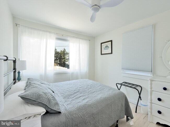 Building Photo - 121 E Sand Dune Ln