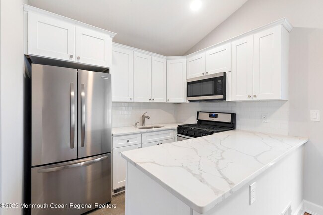 Building Photo - 2 Middlesex Rd