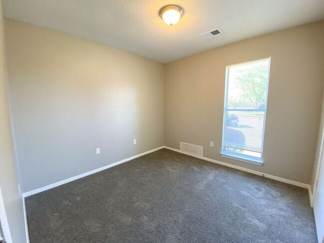 Building Photo - 3 bed, 2 bath in Horn Lake (ss appliances, fresh paint)