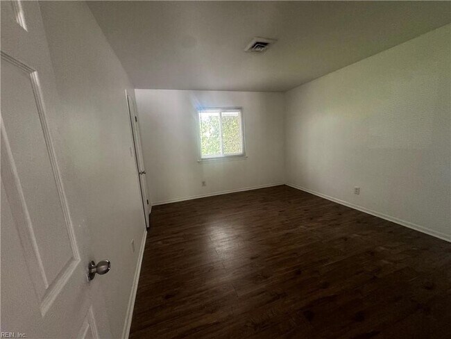 Building Photo - 4033 Foxwood Dr