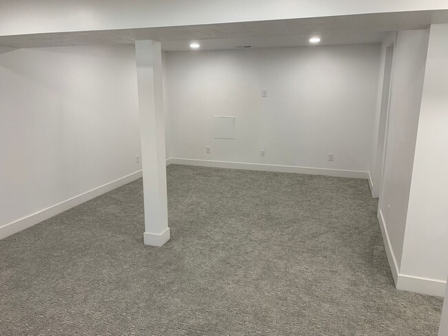 Building Photo - Cozy 4 bedroom 2 bath home in Woods Cross