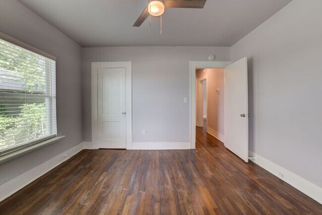 Building Photo - Charming Craftsman 3/1 Home Next To TU!