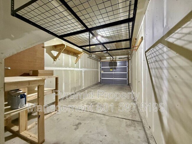 Building Photo - 6935 Traveler Ln